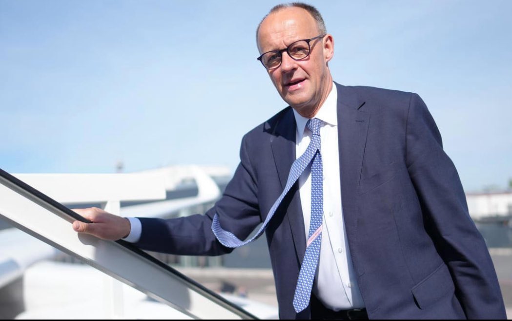 Georg_Pazderski's tweet image. TRUMP wird NICHT an der Klimakonferenz teilnehmen.

Er bleibt zu Hause, um an den Problemen der USA arbeiten.

MERZ fliegt zur COP30, um den Problemen in Deutschland zu entfliehen. 

Denn in Brasilien lässt es sich viel leichter dozieren als in Berlin, wo echte Probleme angepackt…