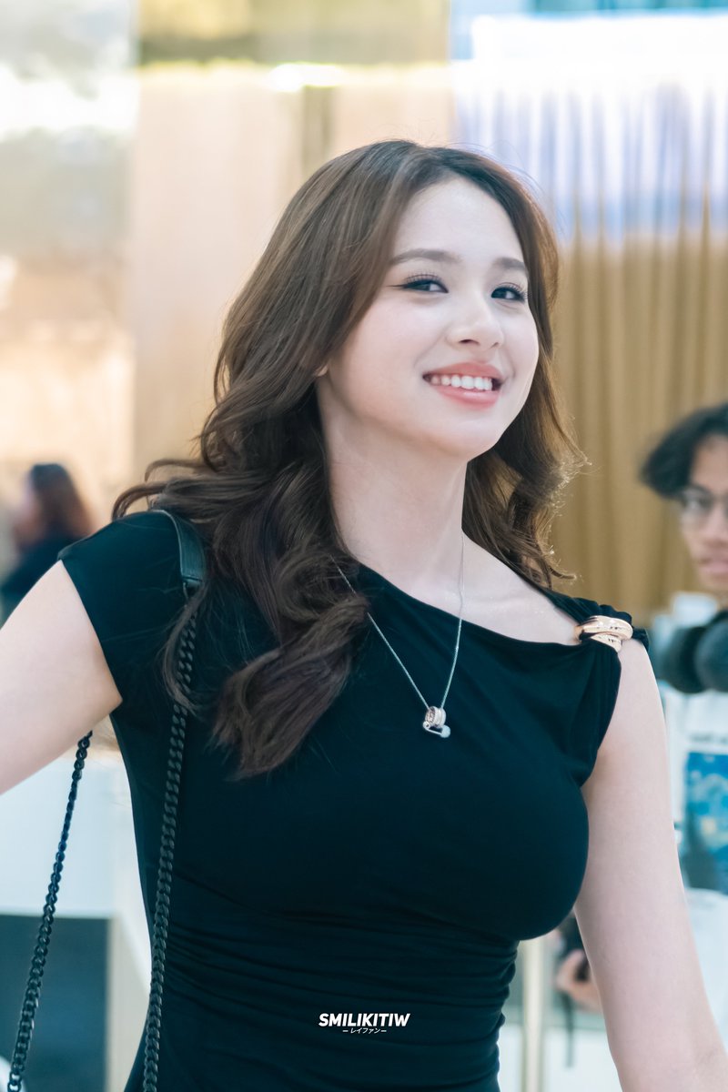 smilikitiwwww's tweet image. Haiii... 👋☺️

- @_zeeasadel