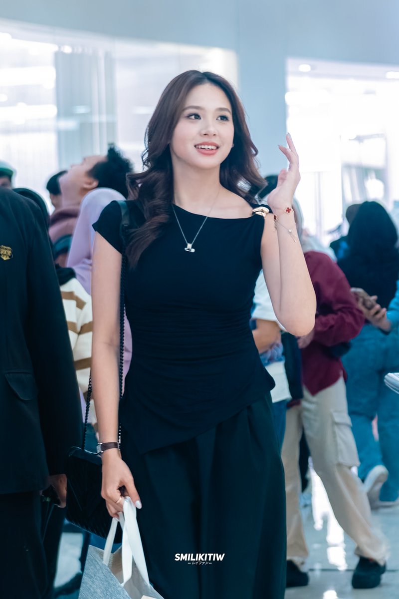 smilikitiwwww's tweet image. Haiii... 👋☺️

- @_zeeasadel