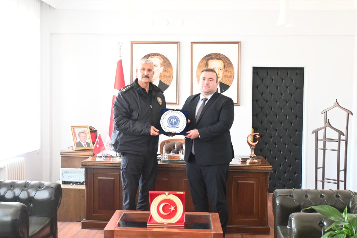 Bilecik POMEM Müdürü Sayın Suat Günbey, Kaymakamımız Sayın Mücahit Ünal'ı makamında ziyaret etti. 

Sayın Kaymakamımız, nazik ziyaretlerinden dolayı kendilerine teşekkürlerini iletti.

<a href="/kaymakam_unal/">Mücahit Ünal</a>