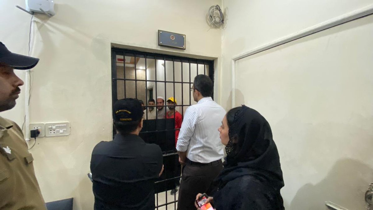 ڈپٹی کمشنر نوید احمد کا پنجاب انفورسمنٹ اینڈ ریگولیٹری اتھارٹی سٹی سٹیشن کا دورہ، ایس ڈی ای او پیرا محسن ڈھلوں اور اے سی سٹی اقراء مبین بھی ہمراہ تھیں۔
دورہ کے موقع پر حوالات، پیرا کی کاروائیوں، ریکارڈ، شہری درخواستوں، ان پر عملدرآمد کا جائزہ لیا

<a href="/GovtofPunjabPK/">Government of Punjab</a> <a href="/MaryamNSharif/">Maryam Nawaz Sharif</a>