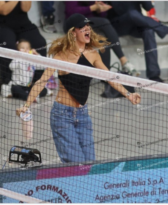 Oltre al post,nelle storie c'è il link dove ci sono  foto sia di hele che di javi 

instagram.com/p/DQsIpwnjB6h/…