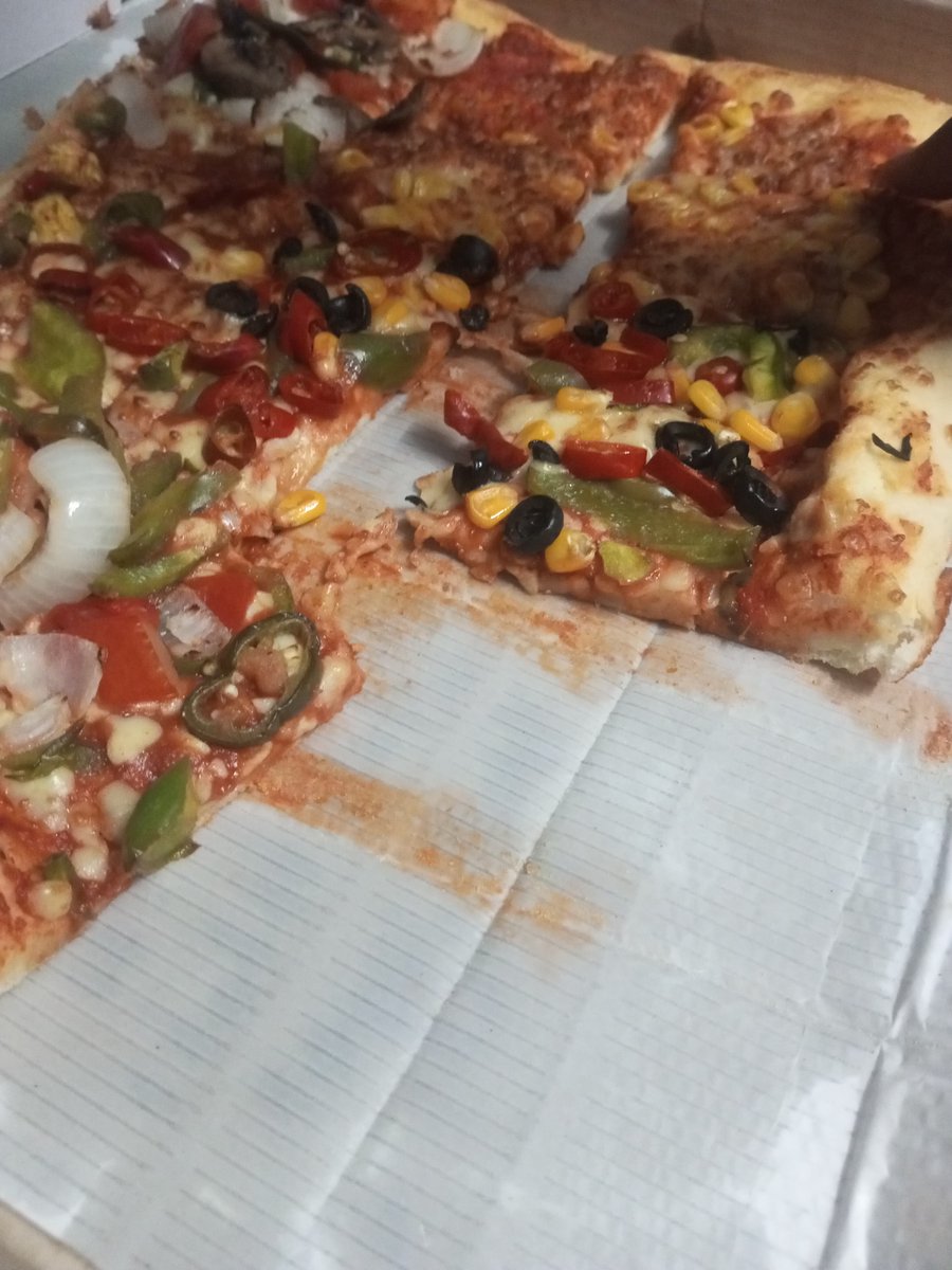mandeeptech's tweet photo. This what I get after spending 1k rs on family dinner. I complaint to Your trained employee Maya at Patel Nagar brach. She start argue with me that I am at fault. This is last time I am ordering now. This is clear fault of delivery boy who mess up irder. Shame @domino https://t.co/FEabekIPv7