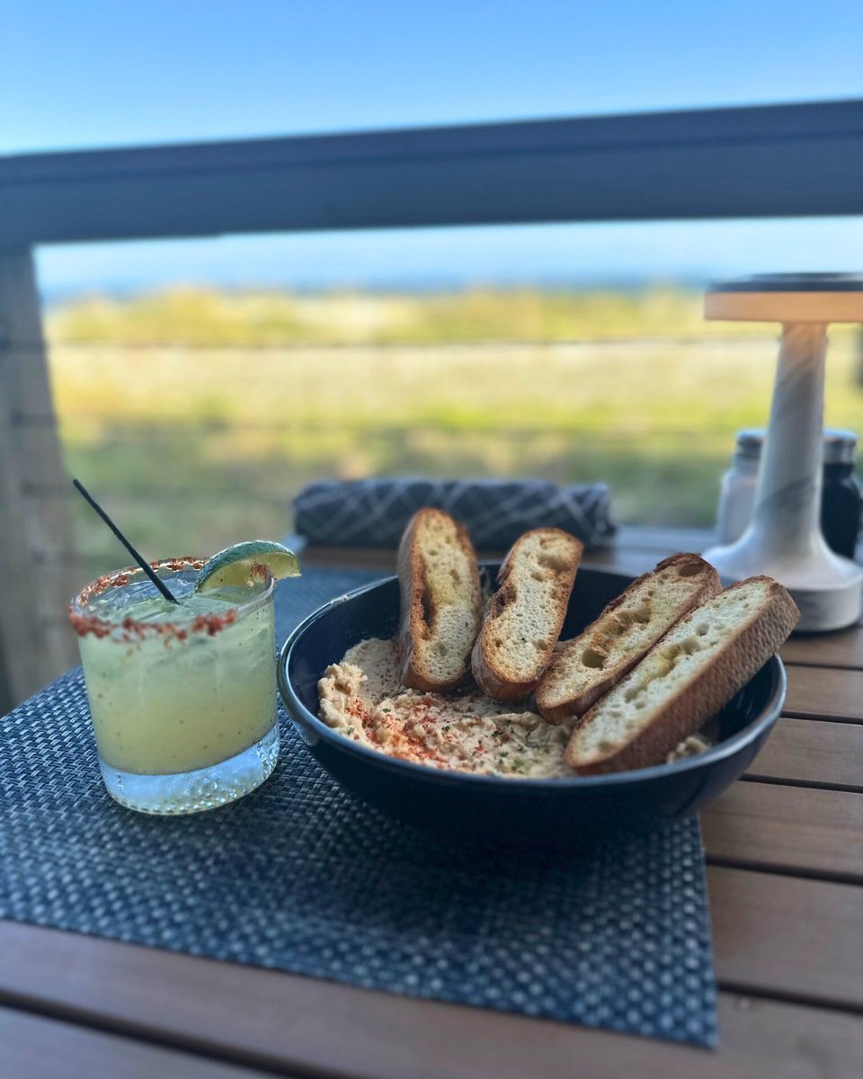 KaiserVacations's tweet photo. One of our favorite spots for delicious eats in Gulf Shores? Foodcraft! 🍴🌊 Enjoy fresh flavors, stunning Gulf views, and live music in the background for the perfect vibe. 🎶✨ https://t.co/uZF9CXqF8A