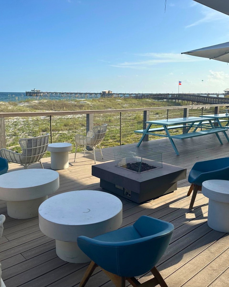 One of our favorite spots for delicious eats in Gulf Shores? Foodcraft! 🍴🌊 Enjoy fresh flavors, stunning Gulf views, and live music in the background for the perfect vibe. 🎶✨