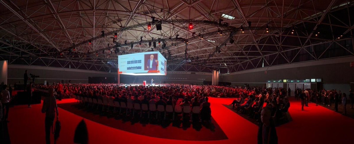 arikaplan1's tweet image. Packed house in Amsterdam for the #databricks #dataAISummit!