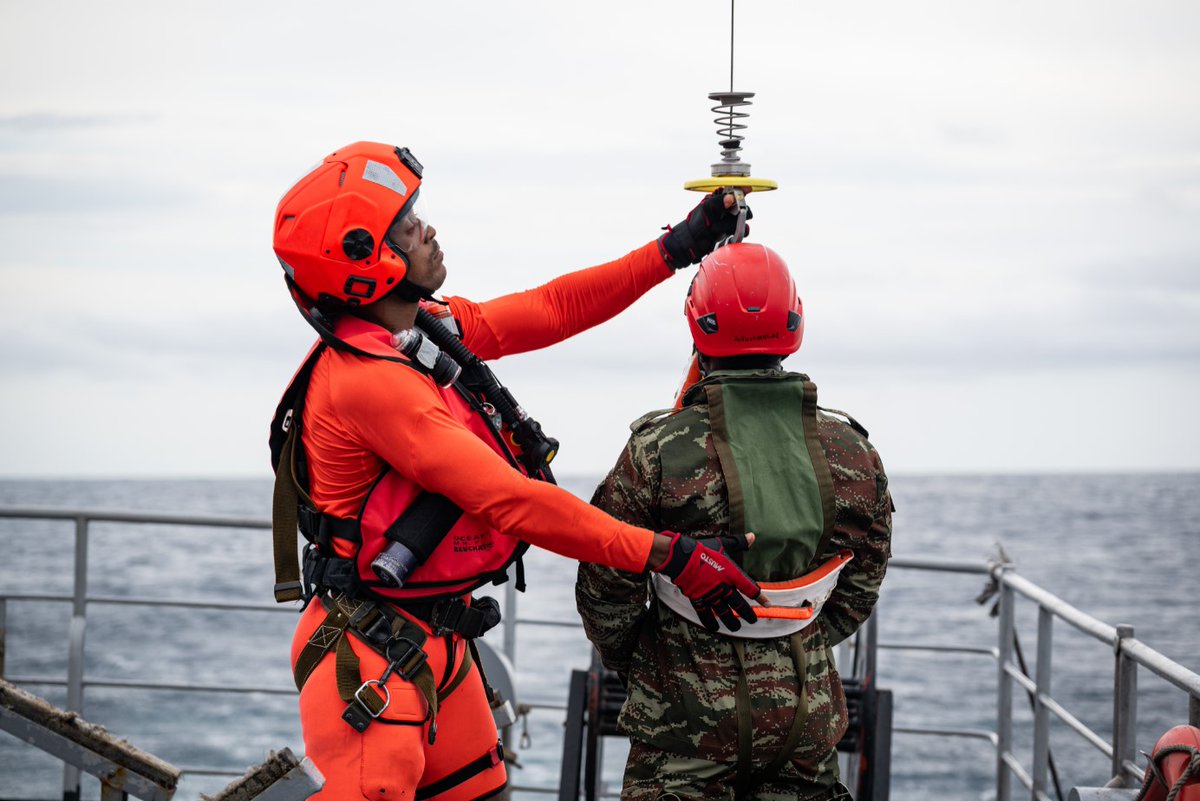 MarineNationale's tweet photo. #Coopération | Mission #Corymbe : entraînement conjoint entre la Marine nationale et la Marine béninoise  🚁 Hélitreuillage depuis un Dauphin de la 35F 
🔥 Assistance à l’incendie à bord d’un patrouilleur 
👉 Objectif : renforcer la sécurité maritime dans le Golfe de Guinée. https://t.co/cKh5l2r6r9