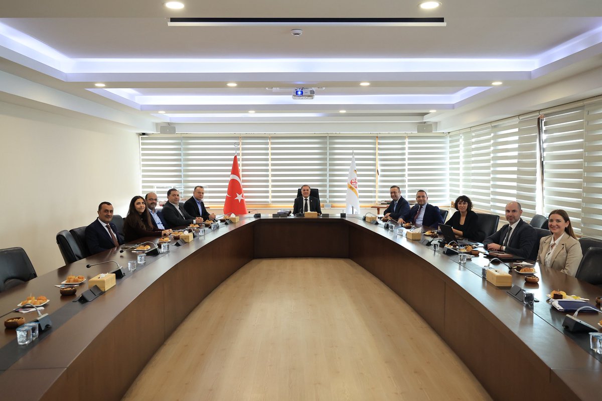 İstanbul için çalışıyoruz.

Şehir Hatları A.Ş.’yi ziyaret ederek çalışma arkadaşlarımızla bir araya geldik, çalışmaları hakkında bilgi aldık.

Kentimizin deniz ulaşımını güçlendirmek ve İstanbullulara kaliteli, konforlu hizmet sunabilmek için çalışmalarımıza hız kesmeden devam