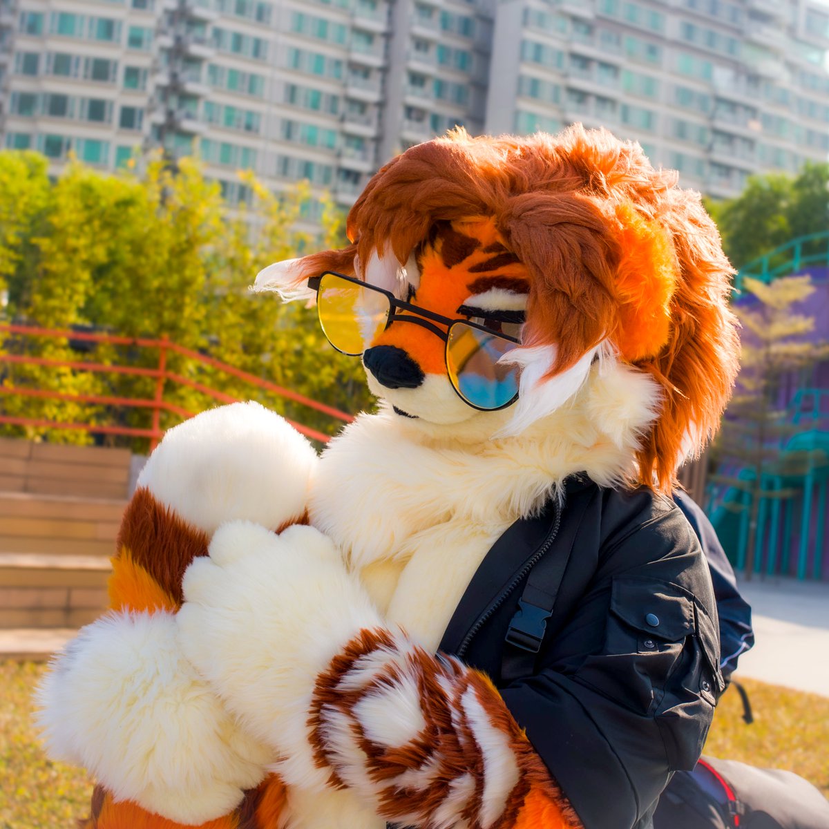 Happy #FursuitFriday 🐯
I'll be playing Dispatch on stream in suit in about 12 hours 🧡
twitch.tv/noodelicious/v…
