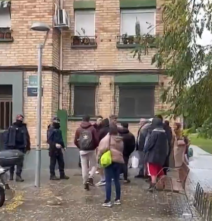 MossosSEdR's tweet photo. @SindicatHabSC 1- No hi ha ni un paraigua obert, el que significa que no plou
2- Els mossos no van contents a un desnonament, fem la nostra feina
3- L'ordre de desnonament la dona un jutge
4- Si l'activista vol impedir la feina dels mossos i els agredeix, queda detinguda
5- No el podeu acollir? https://t.co/ydVPnolBhe