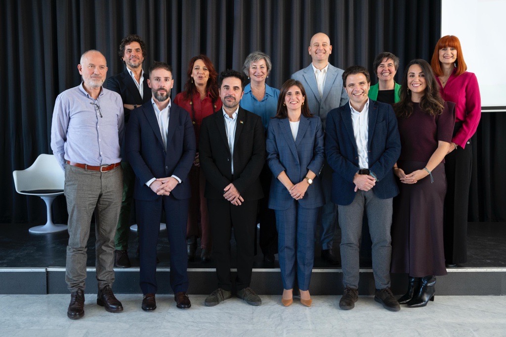 📢 Presentamos junto a <a href="/ANARPLA/">ANARPLA</a>, AD Impulsa y con la colaboración de <a href="/Ethic_/">Ethic</a>, la Guía de Buenas Prácticas para la Compra Verde y la Promoción de Productos Plásticos Reciclados, esencial para impulsar la transición de la industria hacia la #circularidad⤵️
plasticseurope.org/es/compra-publ…