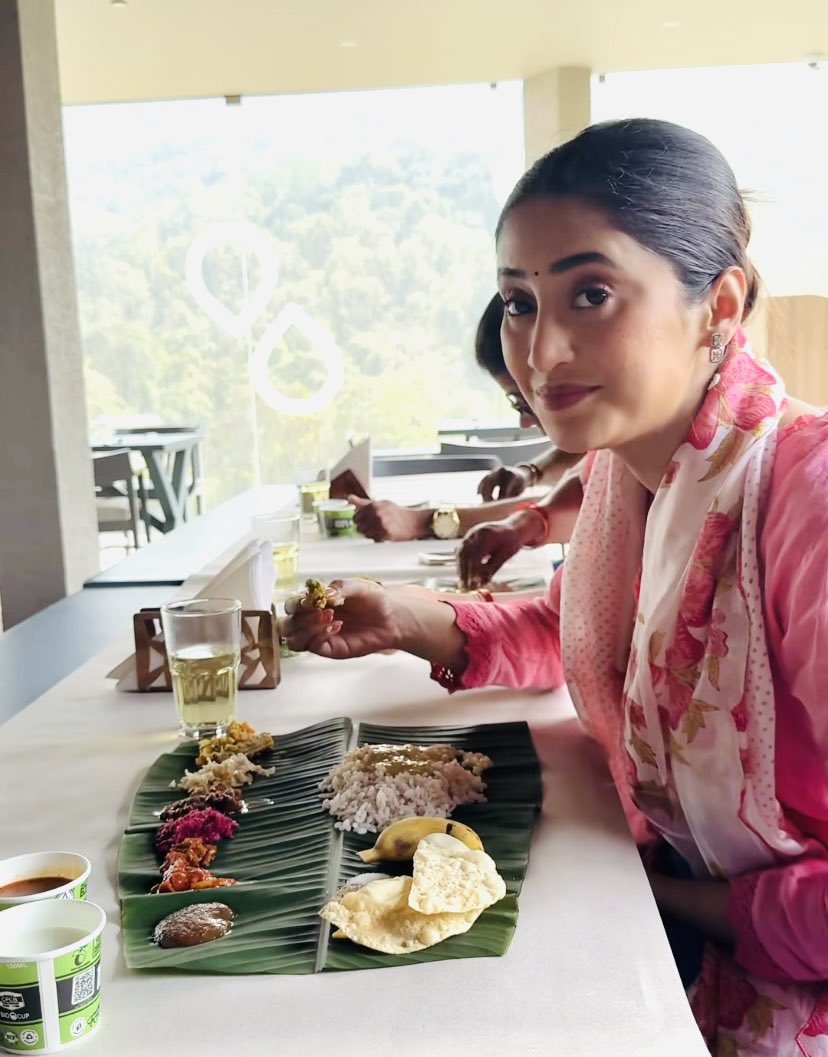 Bhagyashree having her home food with her family 🥹 #ShivangiJoshi