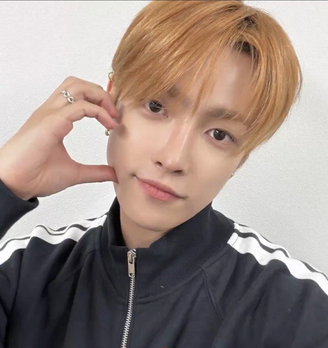 baun333's tweet photo. HAPPY SUPERSTAR HONGJOONG DAY
우리쭝캡틴생일너무너무추카해요
#영원한_넘버원캡틴쭝_생일
덕분에기부도해보고선한영향력고마워
#NO1ShinesLikeHongjoong
평티니갈게항상행복하자 https://t.co/UYVW6sTJks
