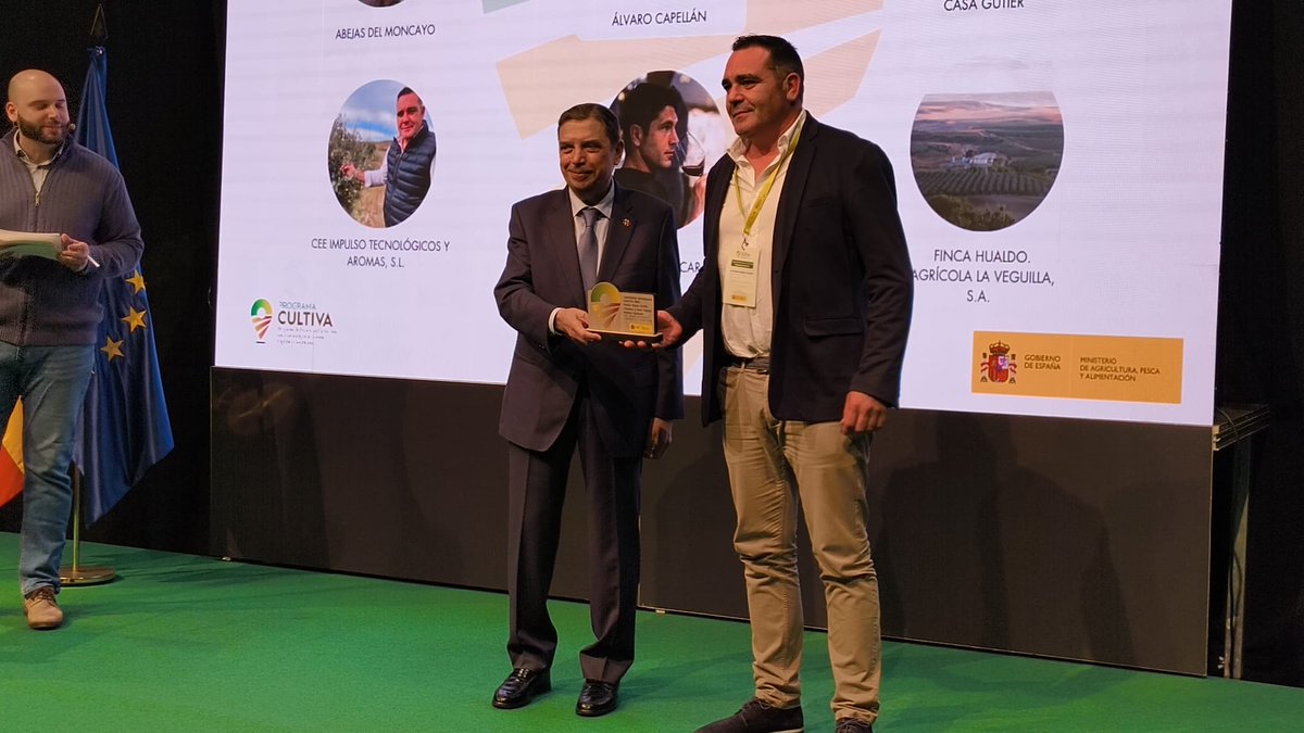 AsajaNacional's tweet image. ¡Enhorabuena! 👏
4 explotaciones modelo de ASAJA han sido reconocidas en los Premios #ProgramaCULTIVA durante @sagris_madrid.

Su trabajo y compromiso con la innovación, la sostenibilidad y la formación rural reflejan lo mejor del campo español 🌱🇪🇸

@CasaGutier @CasasdeHualdo…