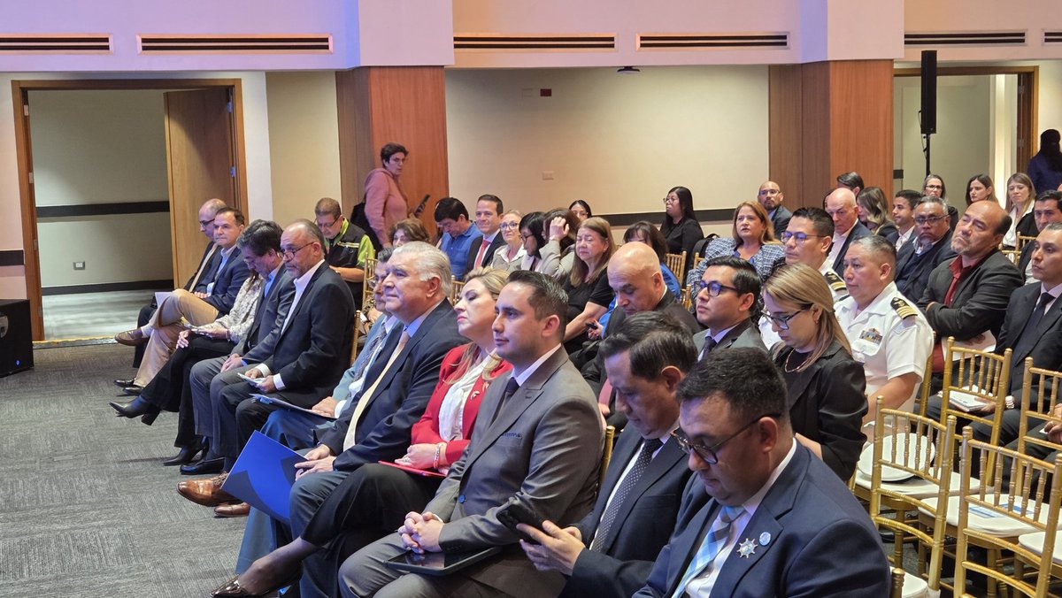 Inicia el Foro "Salgamos a flote: el crecimiento de la carga, presiona la infraestructura", donde participan actores clave del sector logístico y exportadores. 
#LogísticaGt
#ExportacionesGt
<a href="/AGEXPORTGT/">AGEXPORT</a>