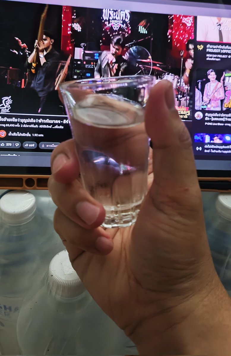 🎶วาสนากะคงสิบ่ได้กอดไผ มีแค่ใจจักไผ๋ทางได๋สิเอา 🍻