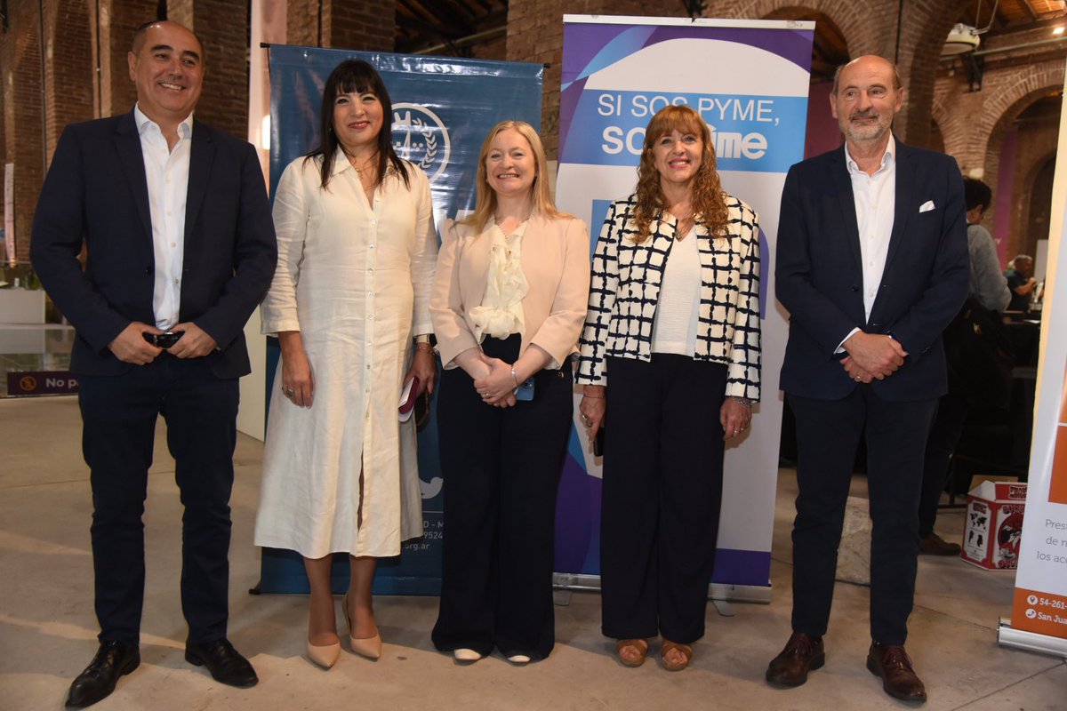 hebesil's tweet photo. Junto al ministro de Producción, @RVargasArizu, y la presidente de la Fundación Pro Mendoza, @PGimenezDC, la apertura de una nueva edición de la Ronda Internacional de Negocios Argentina–Chile, organizada por la Federación Económica de Mendoza junto a @redcame.

Este encuentro, que reúne a empresas, cámaras y organismos públicos de ambos países, fortalece los lazos comerciales y amplía las oportunidades de inversión y cooperación regional.

Celebro este espacio que impulsa a nuestras pymes —especialmente del sector agroalimentario— y que consolida a Mendoza como un punto estratégico para el intercambio económico con Chile y el mundo.

La articulación entre el sector público y el privado es esencial para seguir promoviendo la producción, la competitividad y la generación de empleo en nuestra provincia, desde @mendozagobierno.