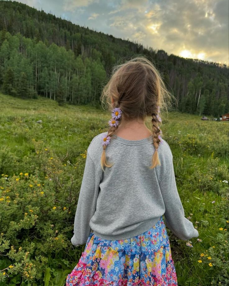Nunca soporte el lujo,
mientras otros sufren y pasan hambre. Mi alma se rebela, ante la injusticia que nos rodea.
Siempre me sentí responsable 
de hacer algo por aquellos que padecen de tantas necesidades.