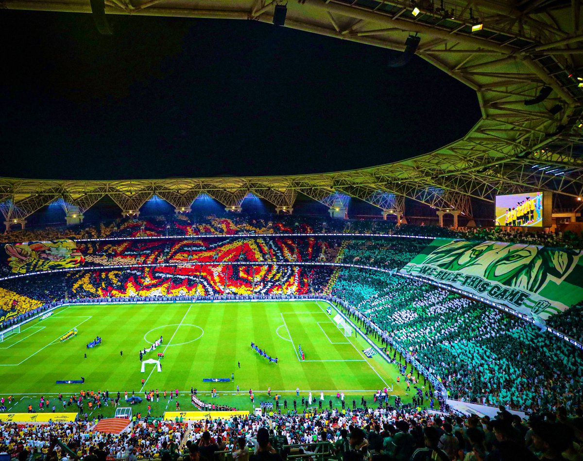 JstMsh's tweet photo. ذي اعظم التيفوهات اللي حدثت بالمملكة 🔥

فكرتها ما تقتصر على جمهور الاتحاد
فكرتها انه حتى تيفو الخصم عارفينه وراسمين رد له وترتفع الاثنين بوقت واحد

تخيل ترسم اسد بوجه فيل وتحصل 70% من الملعب مسدد لكمه له؟
طيب 70% من الملعب يدقون تحيه لليمين "احتفالية كيسيه" فجأه يصير دبل تيفو وتدق تحيه ليلو 😨

جمهور الاتحاد تفنن في تلطيش جاره