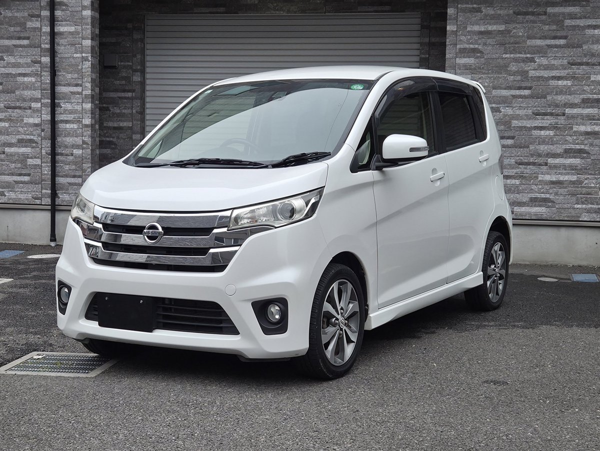 labo_car_'s tweet photo. 在庫車白ばっかりになりました。

販売促進のためにカメラの世界を少々。

経験とノウハウどんどん溜まっていく。 https://t.co/9y0YrXTyKF