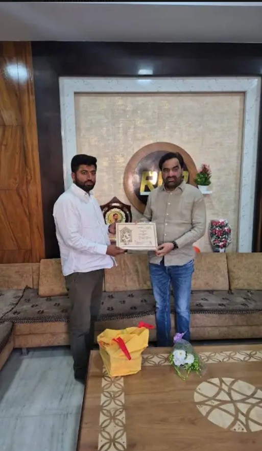 HanumanKaswan_'s tweet photo. RLP नेता श्री थान सिंह डोली ने नागौर आवास पर जाकर के श्री हनुमान जी बेनीवाल साहब को अपनी शादी का निमंत्रण दिया..!! 🔰
@hanumanbeniwal ji 
@DoliThansingh ji https://t.co/HYw1vHtnwp