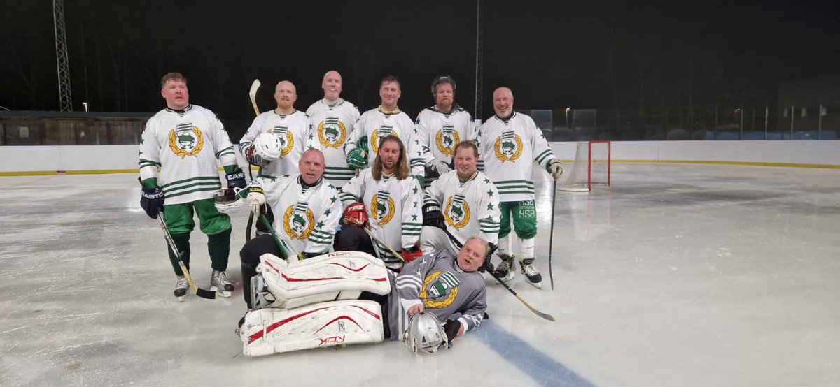 Marcus och Jimbo fick pris som matchens lirare. Ställer man upp på kort varsel när andra viker ner sig. Då förtjänar man en priset i form av en kall...