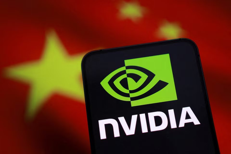 futuretechnews_'s tweet image. O governo chinês proibiu o uso de chips de IA fabricados fora do país em data centers financiados com recursos públicos. A medida afeta empresas como Nvidia e AMD, fortalecendo fabricantes locais como a Huawei em meio à disputa tecnológica com os Estados Unidos.

🗞️ Reuters