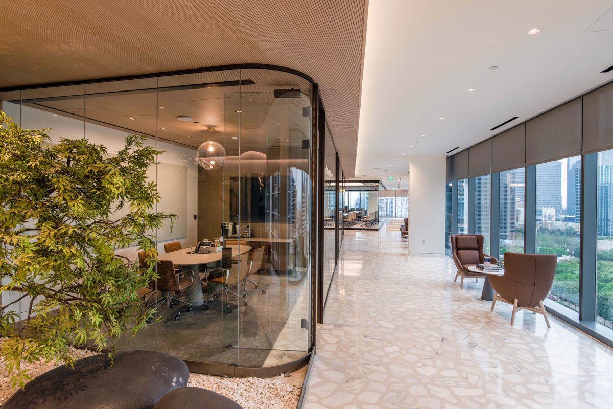 StructureToneSW's tweet image. A look back at one of our favorite interiors—@KattenLaw’s 45,000 SF office at Park District Tower. Curved glass, terrazzo flooring, Eurospan ceilings, and a custom NanaWall system came together through expert coordination and craftsmanship. 

@CBRE  @gensler_design