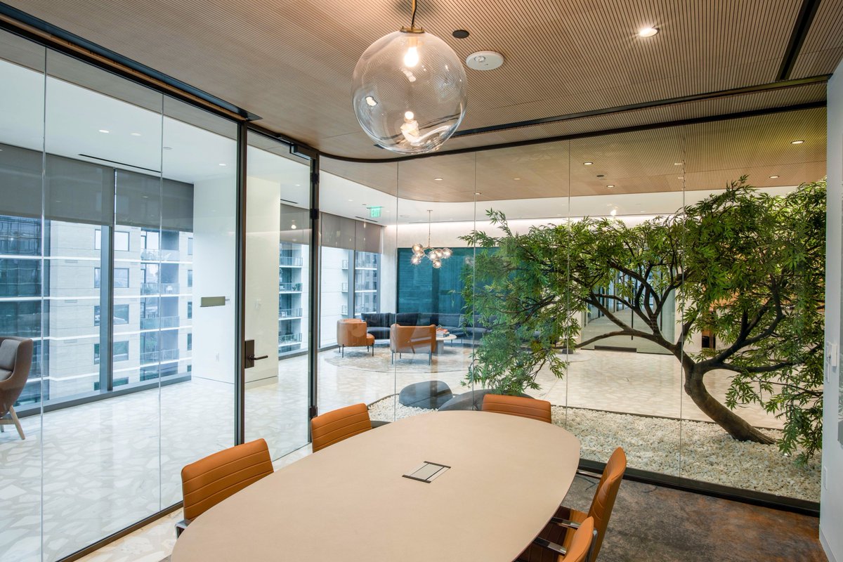 StructureToneSW's tweet image. A look back at one of our favorite interiors—@KattenLaw’s 45,000 SF office at Park District Tower. Curved glass, terrazzo flooring, Eurospan ceilings, and a custom NanaWall system came together through expert coordination and craftsmanship. 

@CBRE  @gensler_design