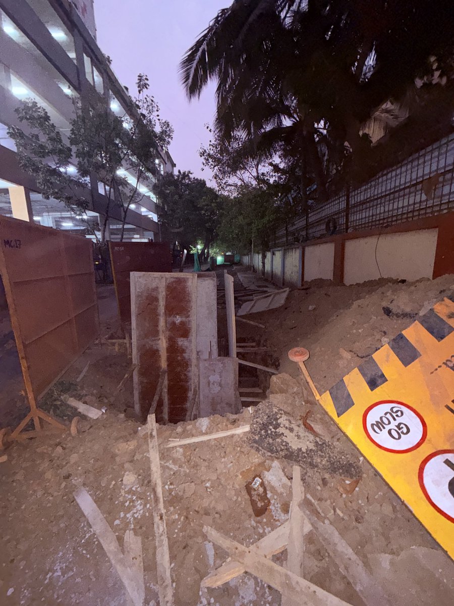 AdhikariParth's tweet photo. @mybmc @mybmcWardPS @mybmcInfra 
This is pending since more than 3-4 weeks. 
When will the concerned people take action! 
The other had of the road is also in shambles …
Location : 

BMC Parking , Kotkar Road , Goregaon East . https://t.co/sonECd0U0c