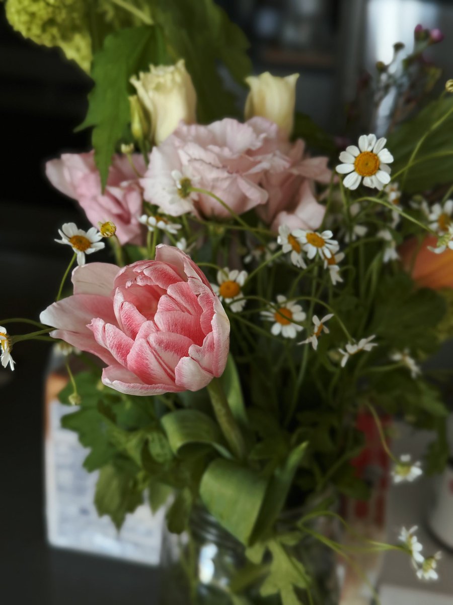 Friends bring friends flowers 🥹♥️