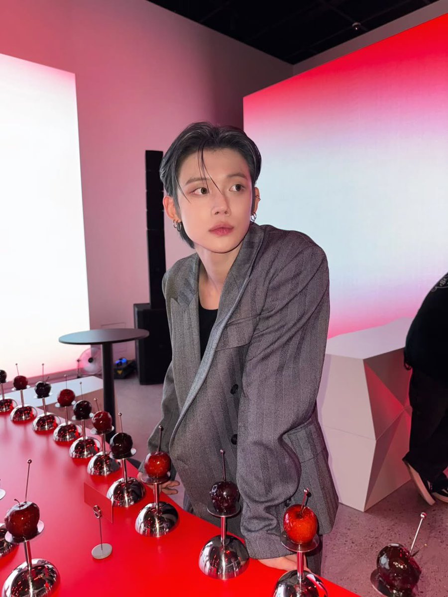 loopszzn's tweet photo. THE COOLEST PERSON EVER!!! https://t.co/RZja5gcriU