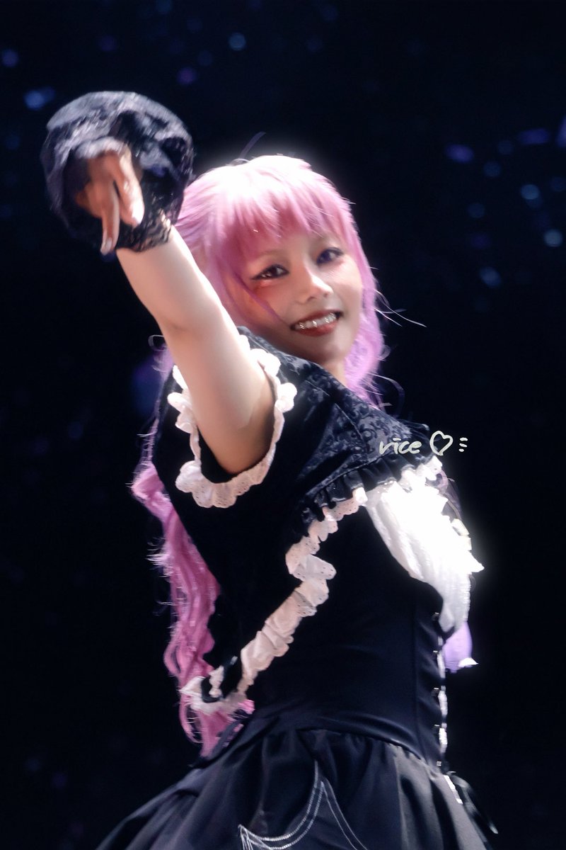 レンズ見てるにゃんちゃん！😸
彼女はいつもキラキラ光ってるんだよ～✨💖🩵
i miss u…..😢 
#XG #HINATA