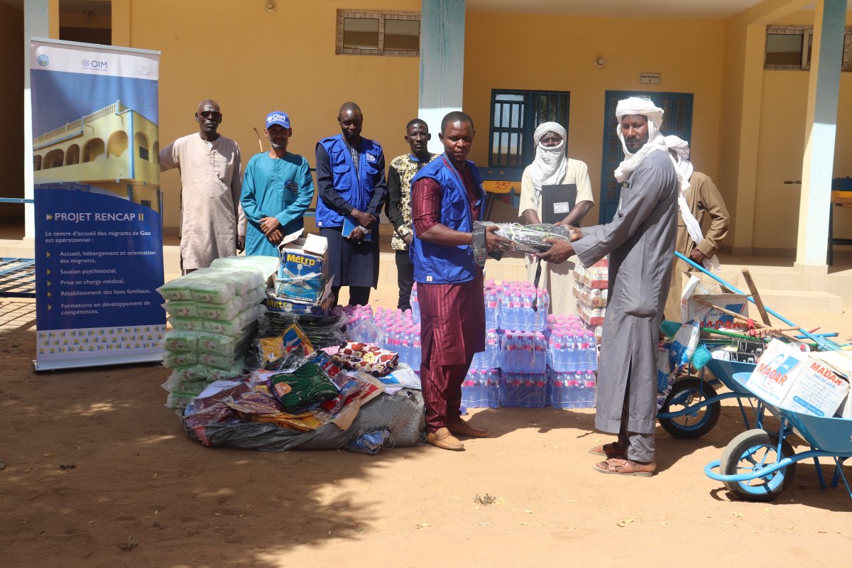 À #Gao, l’@OIMMali poursuit les efforts pour l’opérationnalisation du Centre d’accueil des migrants.  80 kits de biens non alimentaires, produits d’hygiène et un groupe électrogène sont mis à la disposition de la structure.
Une initiative financée par 🇮🇹