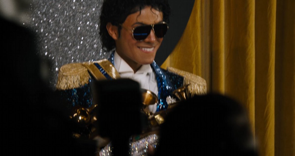 FalandoDeMaico's tweet image. Prestem atenção em absolutamente tudo que Jaafar Jackson está nos entregando somente no trailer. Agora imagem no filme? Ele dança igual, A VOZ tá igual, O RISO está igual. 

Ele vai nos dar um vislumbre, pela última vez, da lembrança maravilhosa que era ter Michael aqui.