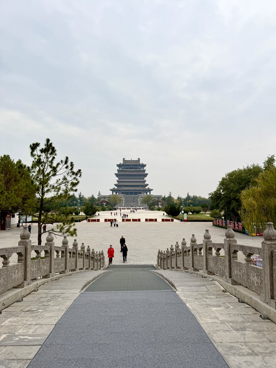 ShanxiTimes's tweet image. Guanque Tower, a famed Shanxi landmark ,is one of China&apos;s Four Great Towers. Originally built in the Northern Zhou Dynasty, it offers stunning views of the Yellow River. It&apos;s famously celebrated in Tang poet Wang Zhihuan&apos;s timeless poem
#DiscoverShanxi #AncientChineseArchitecture