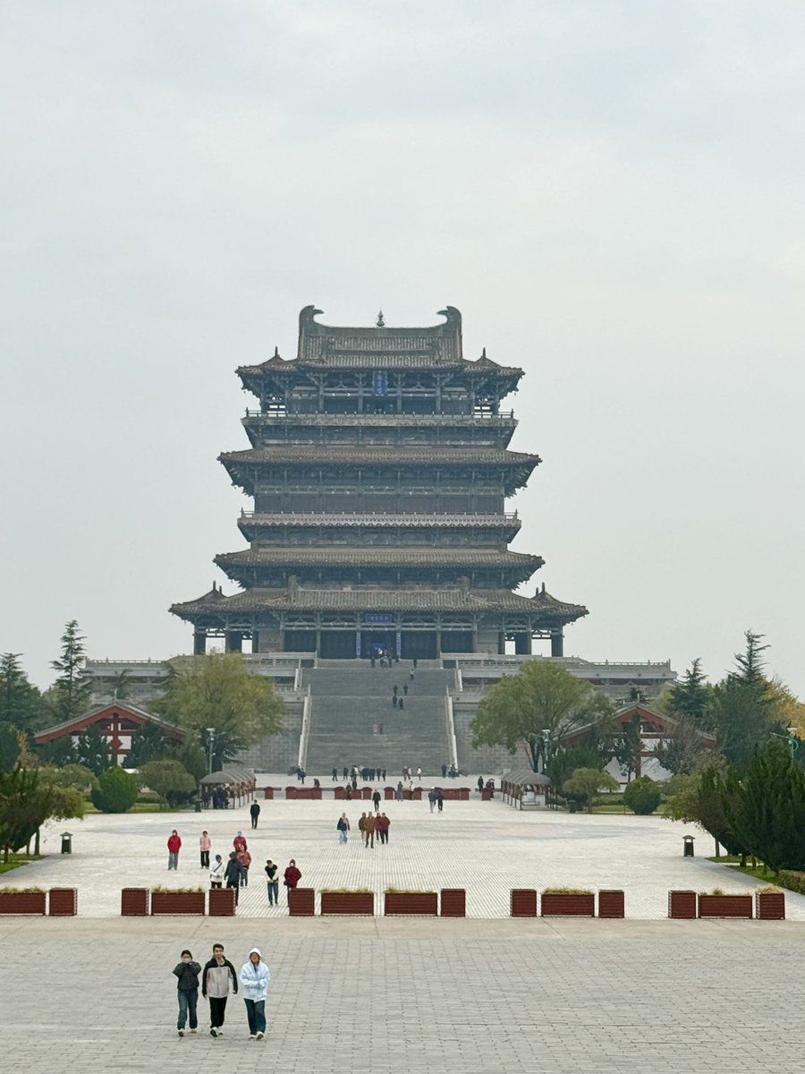 ShanxiTimes's tweet image. Guanque Tower, a famed Shanxi landmark ,is one of China&apos;s Four Great Towers. Originally built in the Northern Zhou Dynasty, it offers stunning views of the Yellow River. It&apos;s famously celebrated in Tang poet Wang Zhihuan&apos;s timeless poem
#DiscoverShanxi #AncientChineseArchitecture