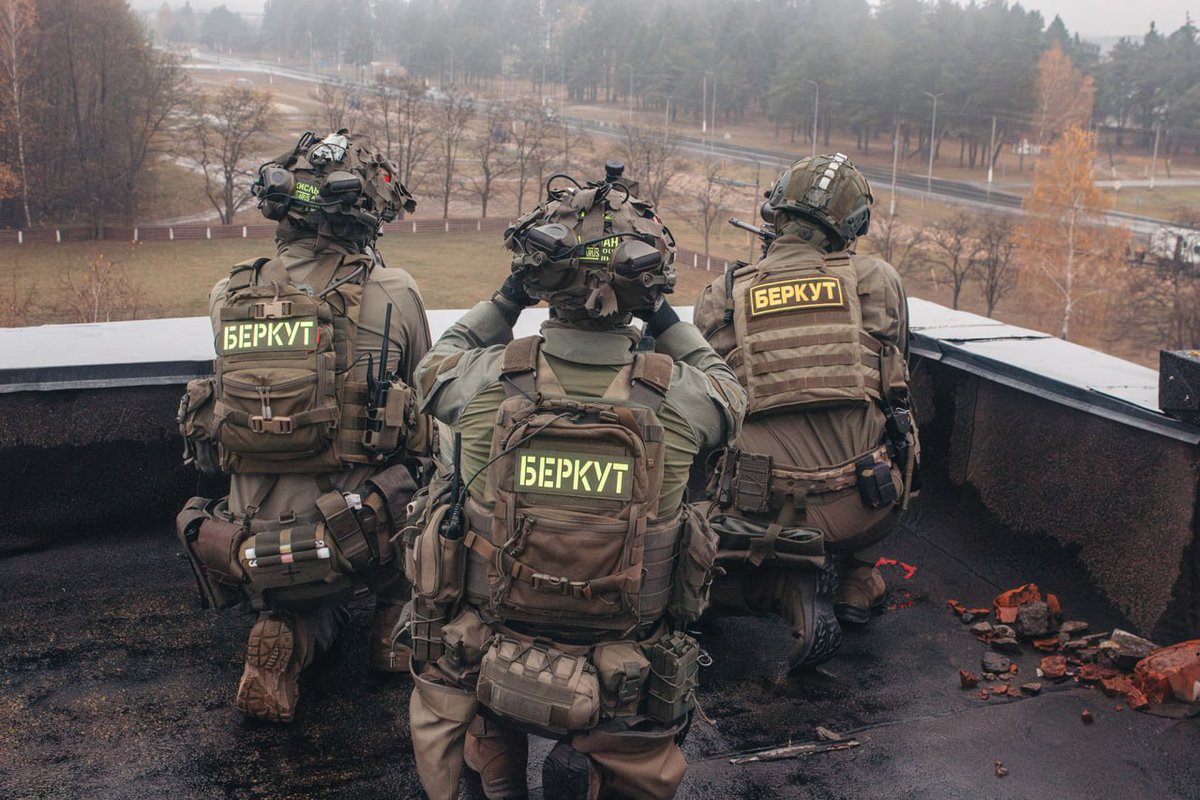 TheGreyPatriot_'s tweet photo. 🇧🇾🇷🇺 Today's training of Separate Special Forces Detachment "Berkut" from Internal Troops.
Part 1 of 2
#Russia #Belarus #Belarusian #Today #Training #Tactical #InternalTroops #Police #Security #Berkut #AK74 #SVCh #Sniper https://t.co/qkTjIz70TM