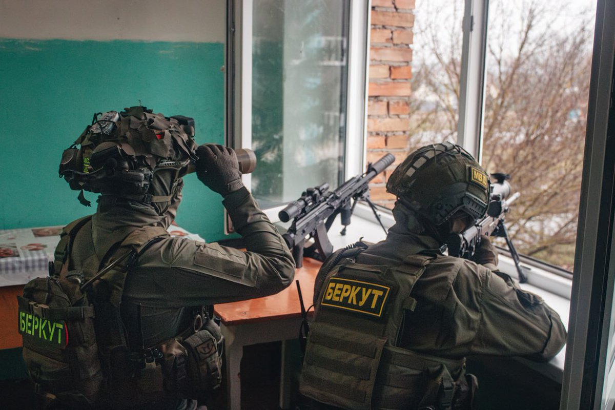 TheGreyPatriot_'s tweet photo. 🇧🇾🇷🇺 Today's training of Separate Special Forces Detachment "Berkut" from Internal Troops.
Part 1 of 2
#Russia #Belarus #Belarusian #Today #Training #Tactical #InternalTroops #Police #Security #Berkut #AK74 #SVCh #Sniper https://t.co/qkTjIz70TM