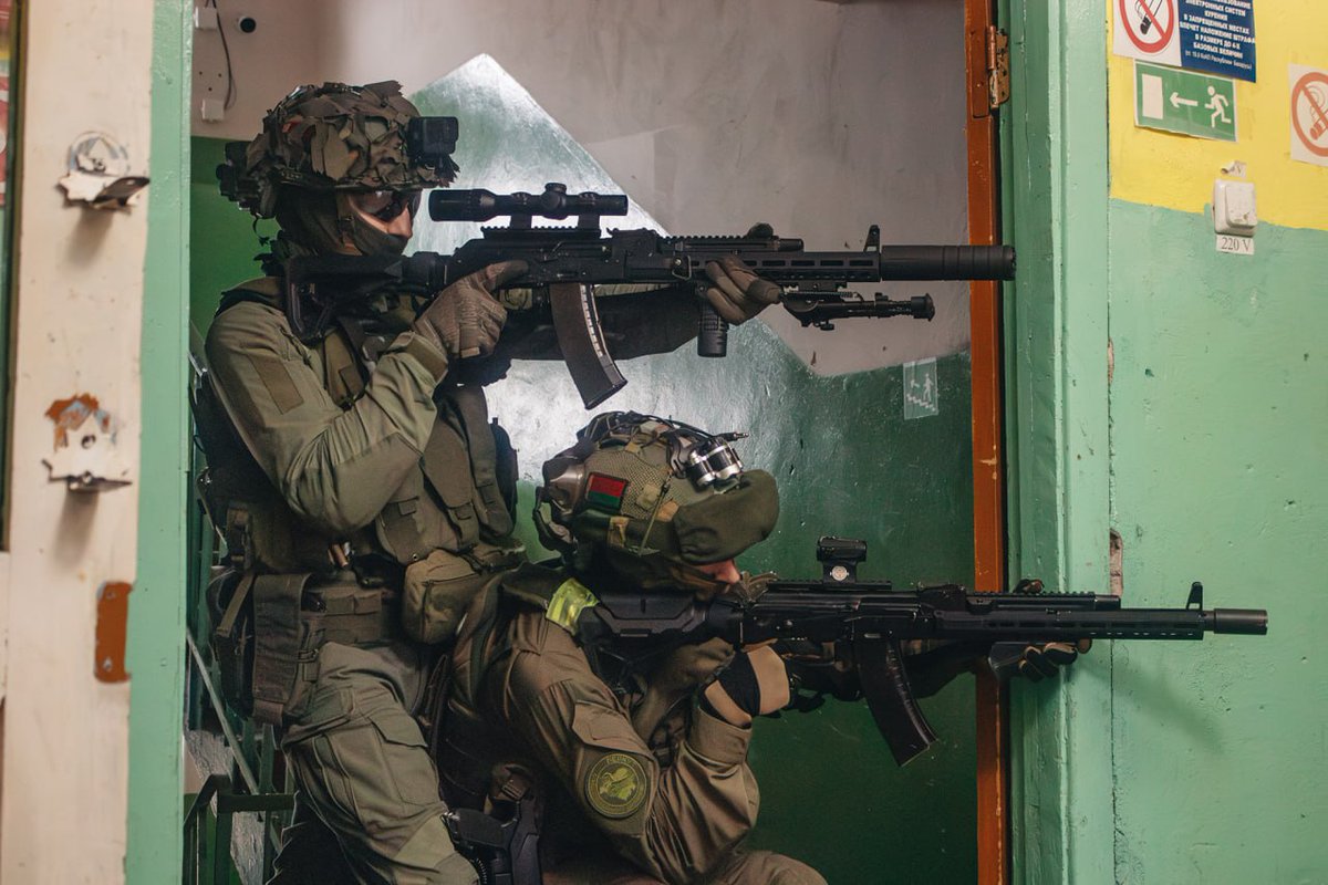 TheGreyPatriot_'s tweet photo. 🇧🇾🇷🇺 Today's training of Separate Special Forces Detachment "Berkut" from Internal Troops.
Part 2 of 2
#Russia #Belarus #Belarusian #Today #Training #Tactical #InternalTroops #Police #Security #Berkut #AK74 #SVCh #Sniper https://t.co/OhU0CH5Rip