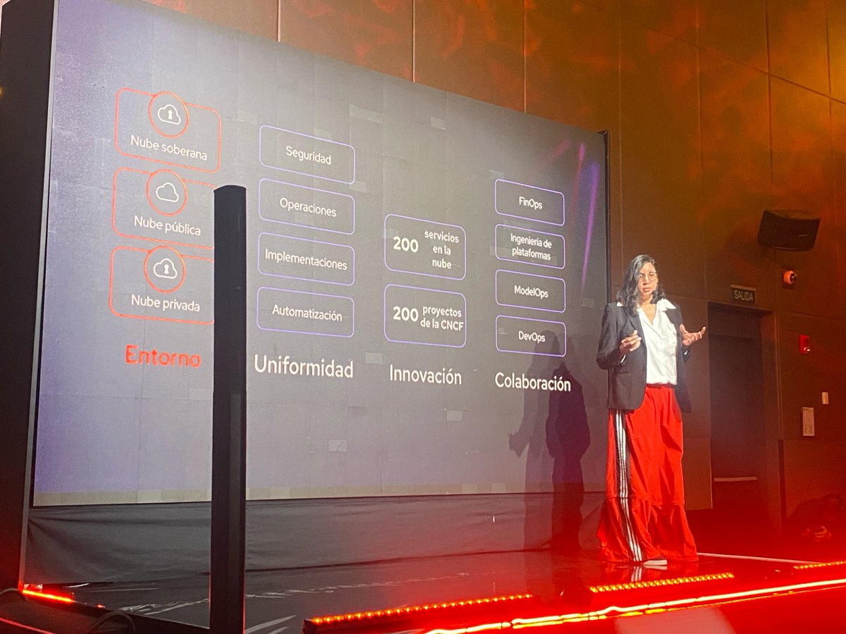 ImpactoTIC's tweet photo. @redhatla @MauricioJaramil @PaolaZapataL1 @Sandradefelipe @Juan_FSG “Ninguna ola desaparece a la otra. Cuando llegó la Nube, no desaparecieron los centros de datos. La IA no va a borrar otras olas. Las tecnologías se integran.”
Sofía Romero, Senior Principal Chief Architect en Red Hat 🔴
#RedHatSummitConnect #RedHat https://t.co/3sfnEv2bwV