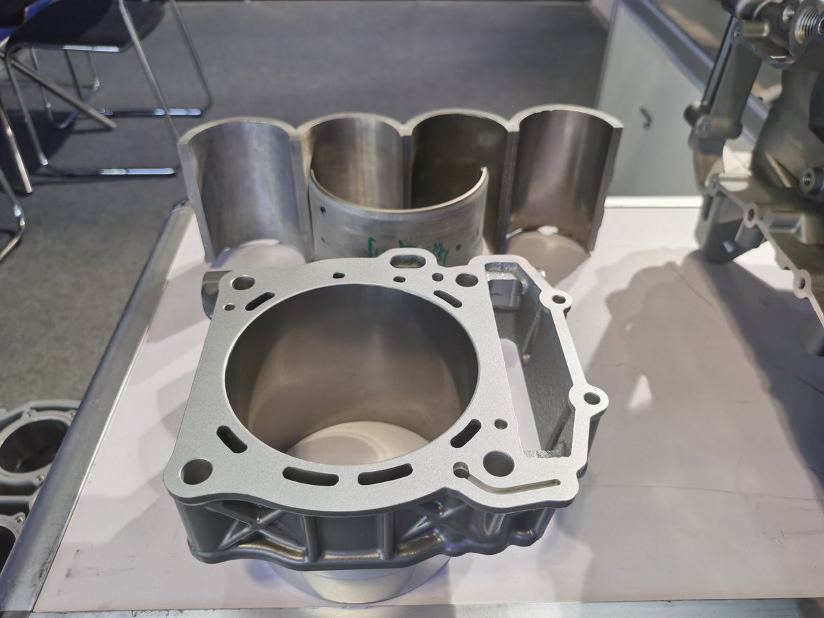 shyienemo's tweet photo. This year's #EICMA in #Milan, Italy has become a large gathering party of Chinese motorcycle brands, like #ZXMOTO, #CFMOTO, #KOVE, #QJMOTO, #BENDA, #KEEWAY etc. Our 2000cc flat-eight engine block for Great Wall Motor's #SOUO has amazed the visitors. https://t.co/fhsdqlN4iK