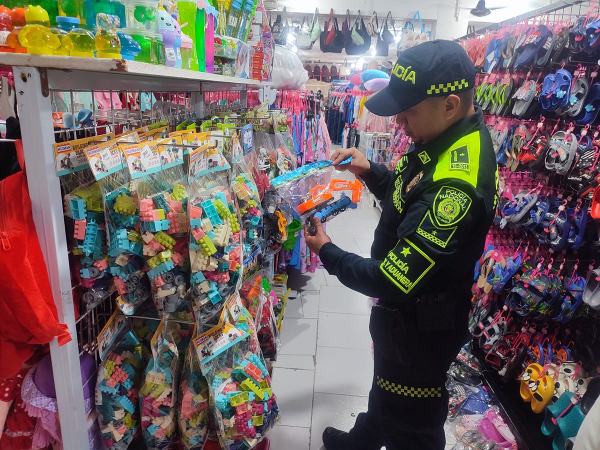 PoliciaDeCesar's tweet photo. ¿Sabías que el contrabando de juguetería pone en riesgo la seguridad infantil y afecta la economía del país? 🧸
Verifica etiquetas, elige materiales seguros y compra en sitios autorizados. 🏬

👮🏻‍♂️ @PoliciaAduanera te recuerda: Comprar legal es garantizar bienestar. https://t.co/AYz5NIzxLM