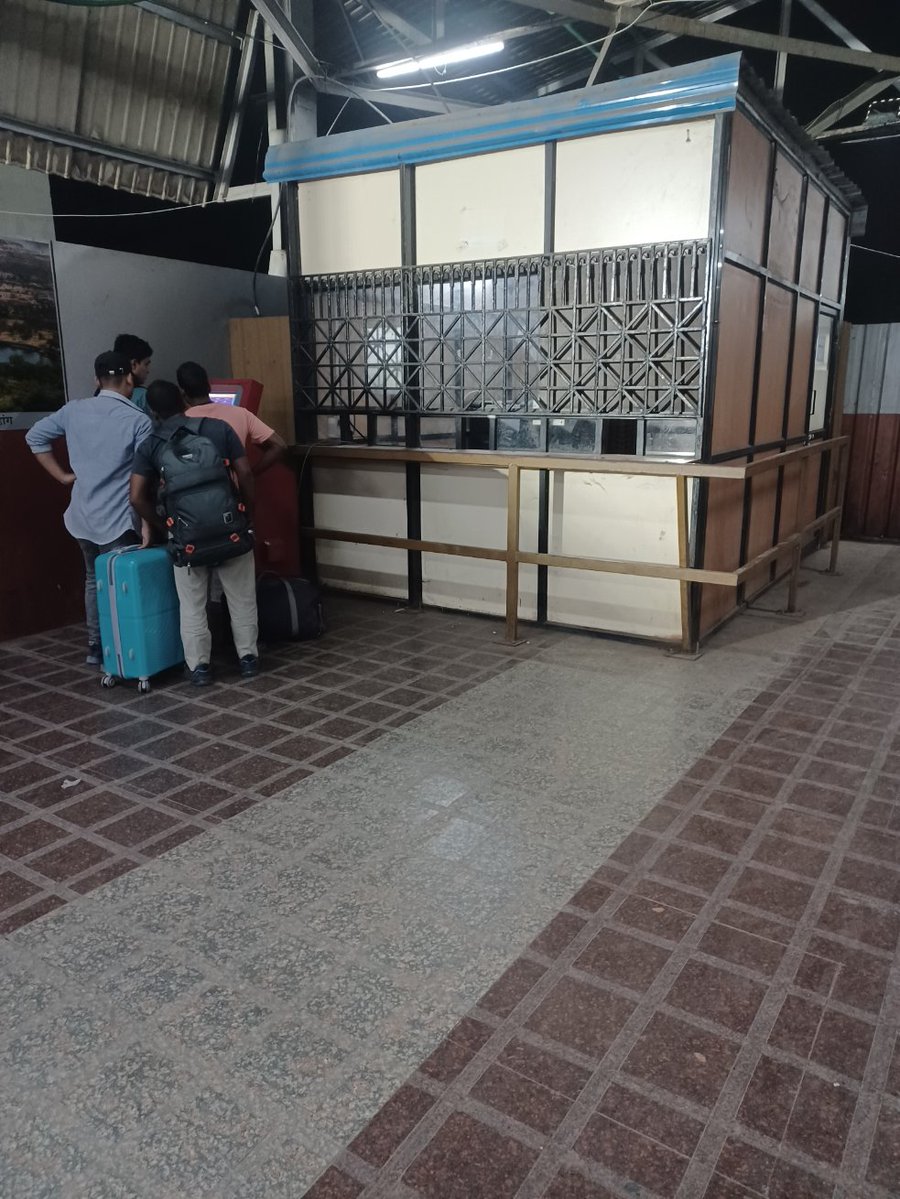 प्लेटफॉर्म संख्या 9 तरफ अनारक्षित एवं प्लेटफॉर्म टिकट मशीन एकदम कोने मे इंस्टॉल किया है, मुसाफिरों को आसानी से दिखाई दे ऐसी उचित जगह रखने की कृपा करें ।

<a href="/drmadiwr/">DRM Ahmedabad</a> <a href="/WesternRly/">Western Railway</a>