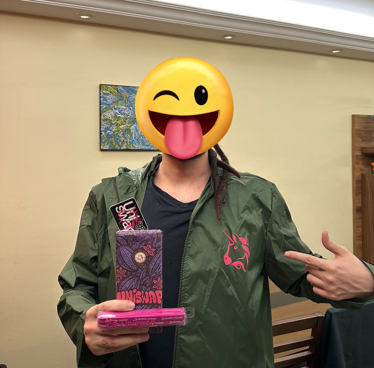 Photo by Matheus Magnani Chegaram os brindes da live que teve na @TheVowlt com a @anawestfal sobre DeFi e a @Uniswap !
Gostei muito da capa, vai ser útil nas minhas aventuras, mas o chocolate é bom demaisssss https://t.co/rTKZGrjkGE