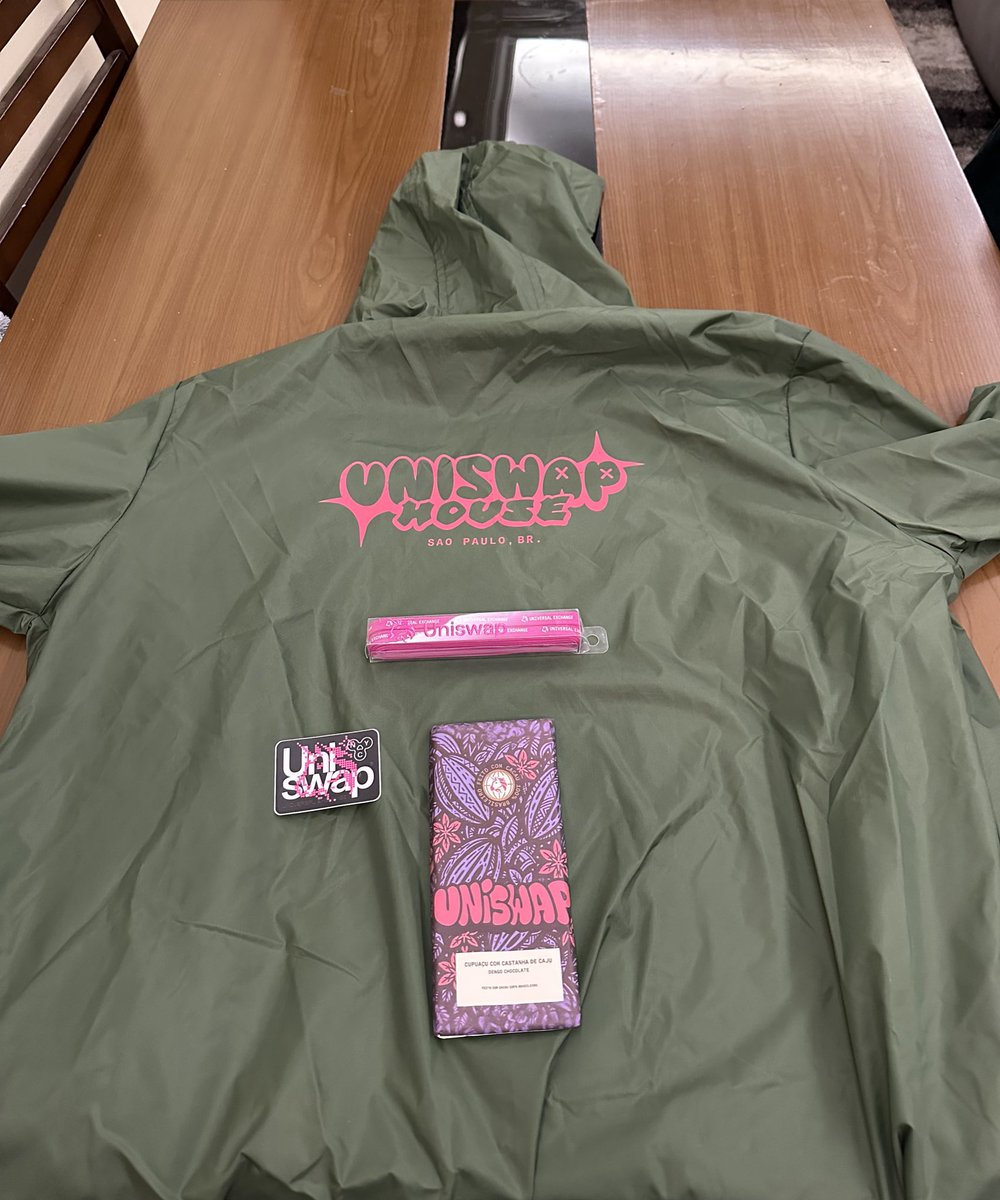 Photo by Matheus Magnani Chegaram os brindes da live que teve na @TheVowlt com a @anawestfal sobre DeFi e a @Uniswap !
Gostei muito da capa, vai ser útil nas minhas aventuras, mas o chocolate é bom demaisssss https://t.co/rTKZGrjkGE