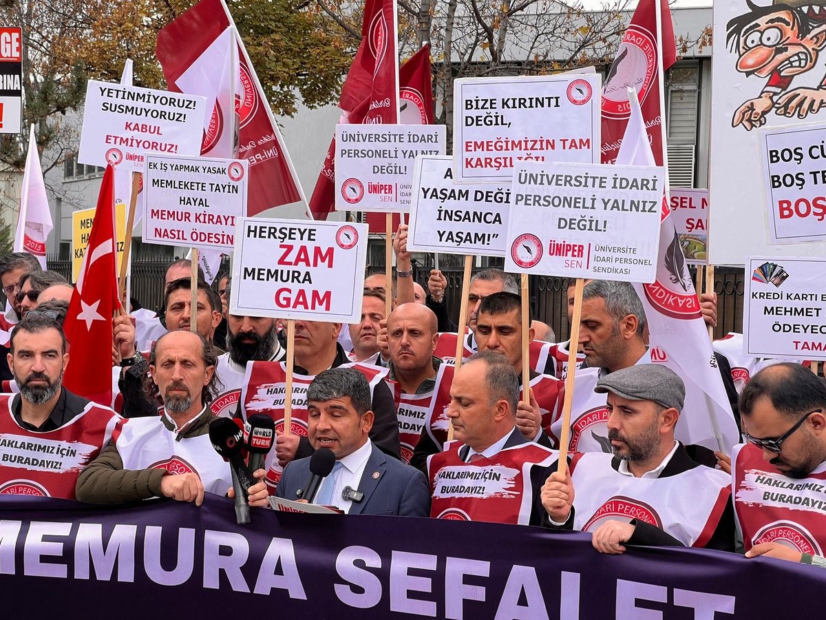 unipersen's tweet photo. GERÇEK ENFLASYON, GERÇEK ZAM İÇİN HAZİNE VE MALİYE BAKANLIĞI ÖNÜNDEYDİK.

Bizler, ÜNİPERSEN olarak, emeğin sesi olmak, al��n terimizin hakkını savunmak ve kamu çalışanlarının yaşadığı ekonomik zorluklara dikkat çekmek için bugün Hazine ve Maliye Bakanlığı önünde bir basın açıklaması gerçekleştirdik.

Ülkemizde uzun süredir devam eden yüksek enflasyon ve hayat pahalılığı, kamu çalışanlarının maaşlarını eritmiş, geçim koşullarını her geçen gün daha da zorlaştırmıştır. Bunun yanı sıra Hazine ve Maliye Bakanlığı’nın, uyguladığı ekonomik politikalar, memurun sofrasındaki ekmeği daha da küçültmüştür. Kısaca ifade etmek gerekirse: memura şimşek çarpmıştır.

Bir yanda enflasyon canavarı, diğer yanda sıkı para politikaları, memuru nefes alamaz hale getirmiştir. 2023 Temmuz ayında en düşük memur maaşıyla alınabilen ürün miktarıyla bugün alınabilen ürün miktarını karşılaştırdığımızda, alım gücünün yüzde 30’un üzerinde azaldığını açıkça görüyoruz. Kısacası Fiyatlar artıyor, maaşlarımız eriyor!

Bu tabloyu doğuran en temel neden, çarpık toplu sözleşme sürecidir. 8. Dönem toplu sözleşme öncesinde tüm uyarılarımıza rağmen önlem alınmamış, eşel mobil sistem kurulmamış, enflasyonun gölgesinde bir sözleşmeye imza atılmıştır. Yetkili sendika, süreci hakem heyetine taşıyarak memuru TÜİK’in açıkladığı oranlara mahkûm etmiştir.
Bugün artık birçok ��ehirde 20 bin liranın altında kira bulmak imkânsızdır.

Gıda, ulaşım, enerji ve eğitim giderleri her ay katlanarak artmaktadır. Ek iş yapması yasak olan, memleketi dışında görev yapan bir memur, geçimini nasıl sağlayacaktır?Kirasını nasıl ödeyecek, çocuğunun okul masraflarını nasıl karşılayacak, doğalgaz faturasını nasıl yatıracak?

Biz, ÜNİPERSEN olarak açıkça söylüyoruz:
Sefalet zammı istemiyoruz!
İnsanca yaşayacak ücret istiyoruz!

Memurların borç yükü her geçen gün artmakta, icralık hale gelen kamu çalışanlarının sayısı hızla çoğalmaktadır. Bu durum sürdürülemez bir noktaya gelmiştir. 2026 ve 2027 yıllarında da aynı sistemin devam etmesi, kamu çalışanlarının ekonomik çöküşünü hızlandıracaktır.

Biz ÜNİPERSEN olarak diyoruz ki:
•Emeğin hakkını masa başında değil, Meclis kürsüsünde konuşun!
•Kamu çalışanlarının sesi kısılmasın, alın teri görmezden gelinmesin!
•Enflasyonun altında ezilen memura reva görülen zam değil, gerçek hayat pahalılığına uygun ücret verilsin!

Unutulmamalıdır ki, memur devletin kamburu değil, devletin devlet olmasını sağlayan bürokrasinin yapı taşıdır.

Biz, emeğin onuruna sahip çıkan bir sendika olarak, insanca yaşayacak ücret için mücadelemizi büyütmeye, hakkımızı alıncaya kadar bu yoldan dönmemeye kararlıyız.
Bu mücadele sadece memurun değil, bu ülkenin geleceğine inanan herkesin mücadelesidir.

Tüm kamu çalışanlarını, sesimizi daha gür duyurmak için 8 Kasım 2025 Cumartesi günü Ankara Ulus Meydanı’nda gerçekleştireceğimiz 2. büyük eylemimize davet ediyoruz.

Hak, adalet ve insanca yaşam için mücadelemiz kararlılıkla sürecektir.