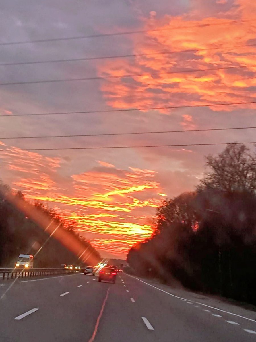 Мама вечернюю красоту с дороги прислала