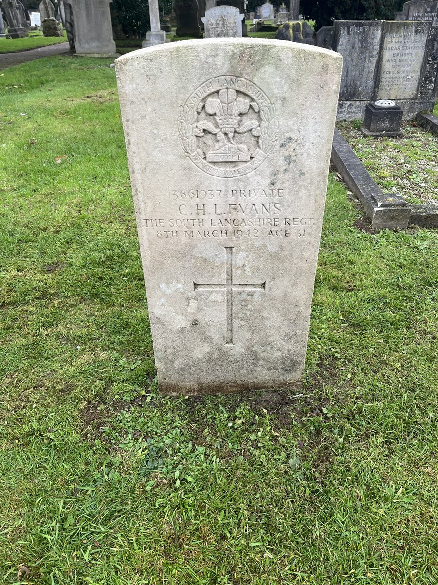 andybaston's tweet image. Privates Hodgkiss and Evans clean and tidy for #RemembranceDay @PoppyLegion #EOHO @CWGC