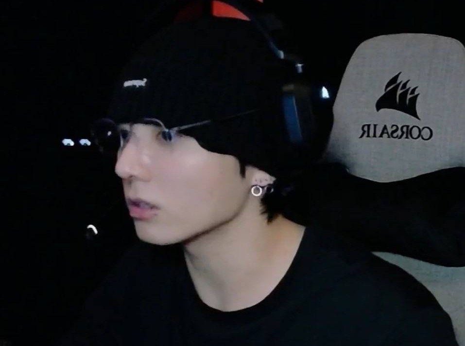 junmkook's tweet image. Kancho journey, finding Ian, a rooftop mukbang, 6-hours game sessions, late night karaoke, I’ve done it all. Gonna take a bit of a rest for a few days and maybe I’ll comeback to be your “Gamer Oppa” again. 🎮